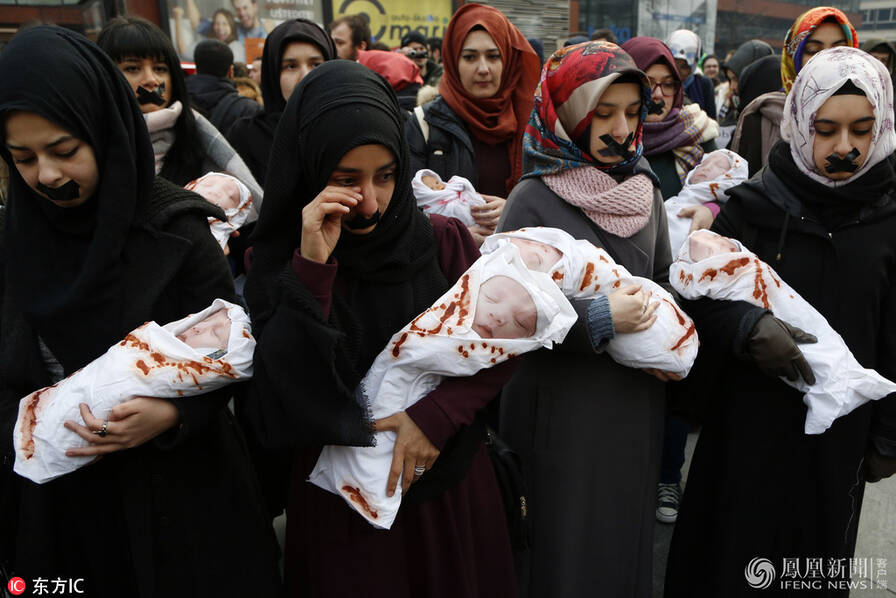 波黑女学生集体抱孩子抗议叙利亚战争