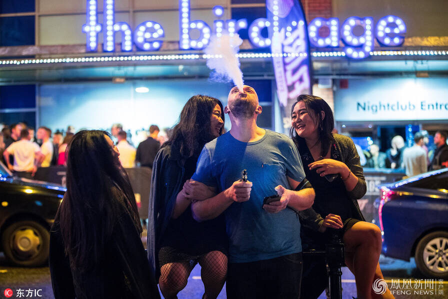 过“疯狂星期五”迎圣诞 醉汉耍酒疯混乱不堪(图)