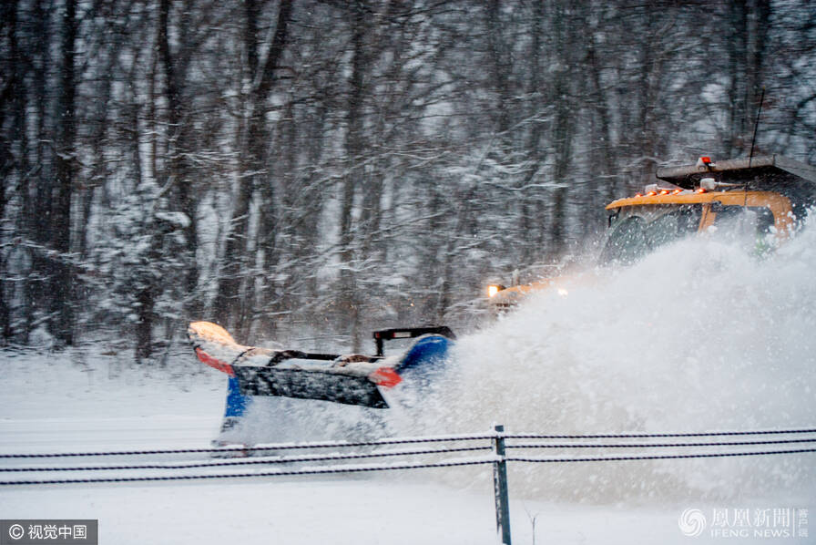 这么大的暴风雪 纽约时装周的姑娘就是不怕冷！