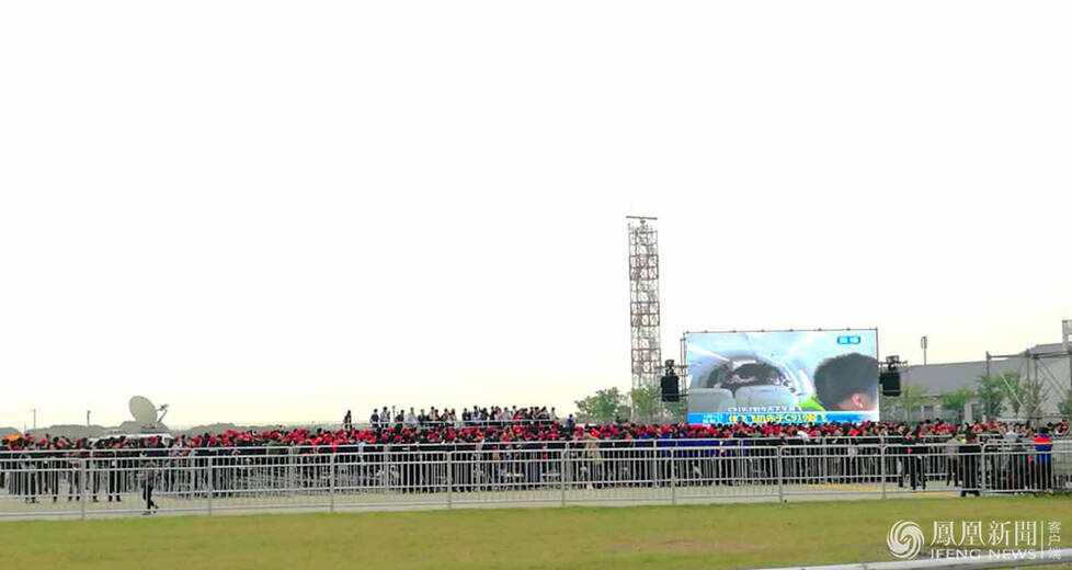 直击国产大型客机C919成功首飞 升空瞬间 (组图)