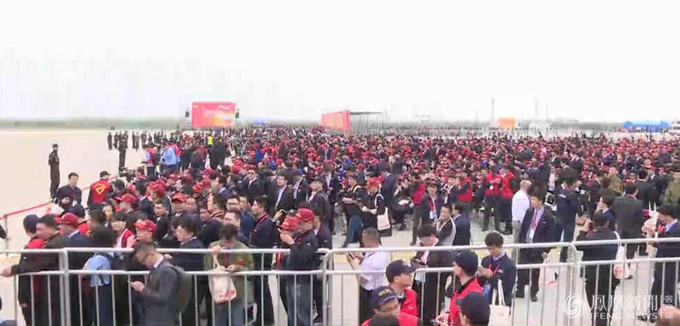 直击国产大型客机C919成功首飞 升空瞬间 (组图)