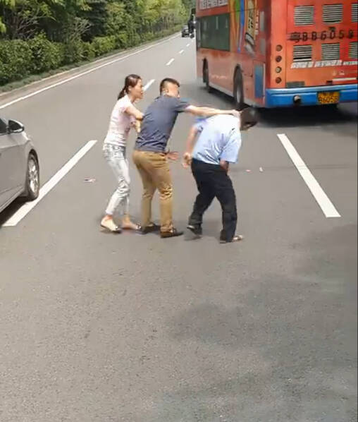 深圳轿车司机打晕公交司机-中国学网-中国IT综