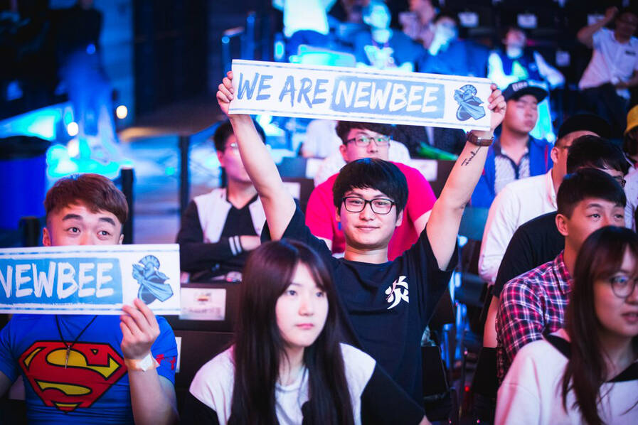 LPL夏季赛现场趣图 美女粉丝应援哪家强?[9]