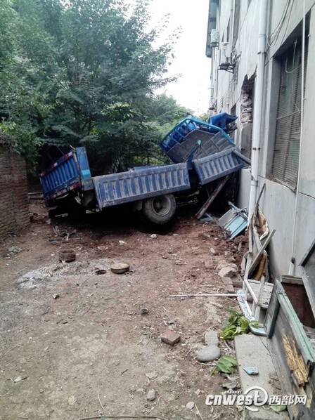 大货车从天而降 砸穿幼儿园宿舍一面墙