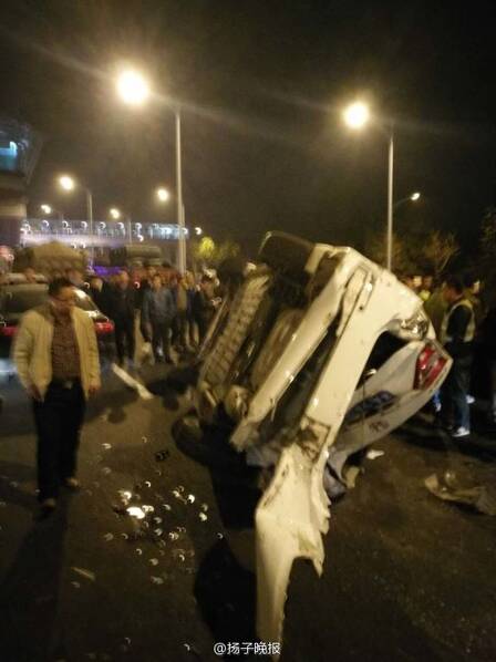 南京：重型大卡车突然失控 连撞20辆车(组图)