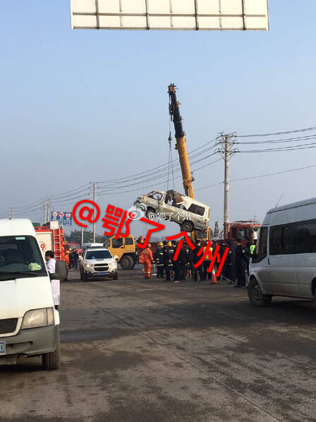 湖北载20人客车坠湖已致18死  细节披露 (组图)