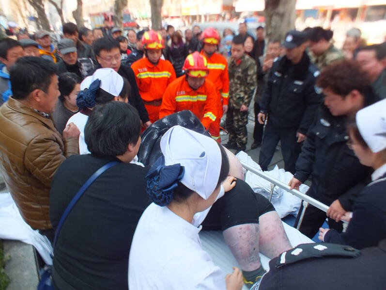 440斤重男子摔倒 20人努力2小时没扶起(组图)