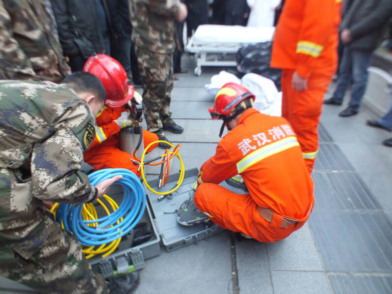 440斤重男子摔倒 20人努力2小时没扶起(组图)