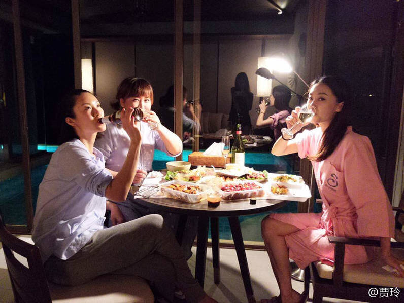 博发娱乐怎么玩:贾玲与闺蜜度假游泳喝啤酒 好友个个是高颜值!