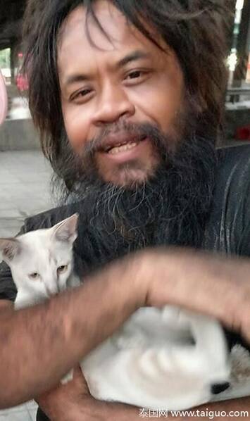 流浪汉摆摊卖柠檬 只为给流浪猫买猫粮 - 梅思特 - 你拥有很多,而我,只有你。。。 流浪汉摆摊卖柠檬 只为给流浪猫买猫粮 - 梅思特 - 你拥有很多,而我,只有你。。。