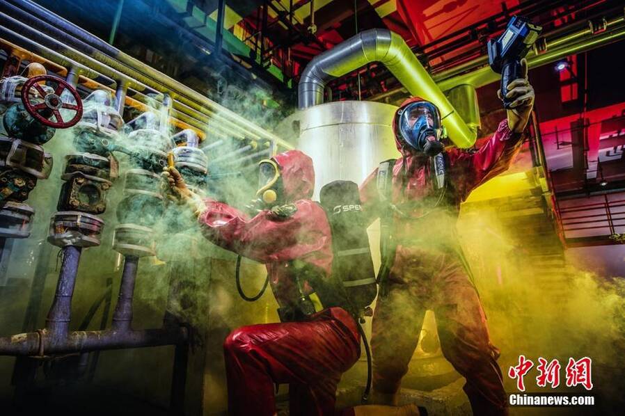 四川消防精彩大片展示逆行的英雄消防员