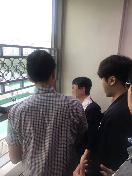 TOP服药过度生死未卜 母亲病房外守候一脸憔悴