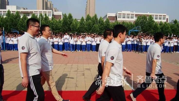 山师附中毕业典礼:穿手绘校服走红毯