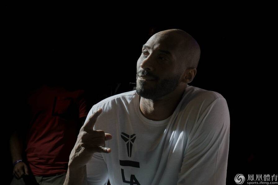 不能更帅!科比欧洲行引爆全城 人气丝毫没有减