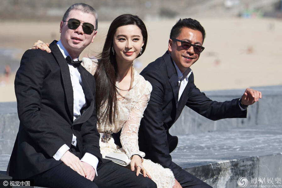 范冰冰穿蕾丝裙亮相 与冯小刚搭肩范爷风范足