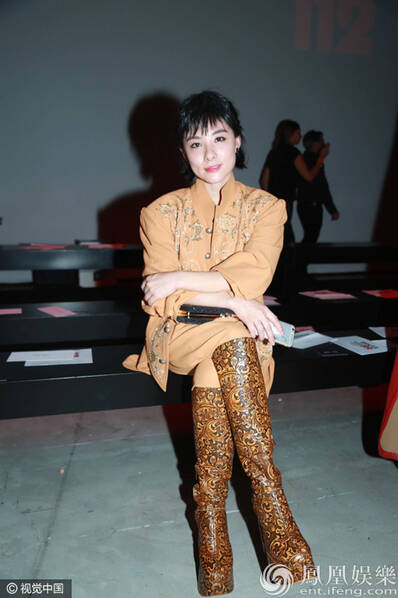 巴黎时装周:张馨予"秋裤"大长腿 刘璇帅气笑容僵