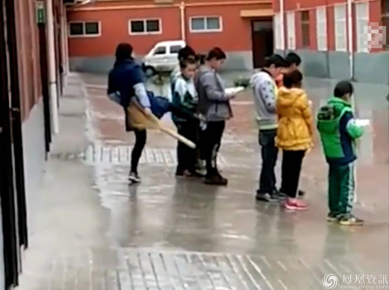 小学生未完成作业 雨中排队被女老师踹屁股