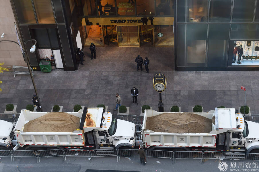 纽约特朗普大楼安保升级 环卫卡车组防护栏(组图)