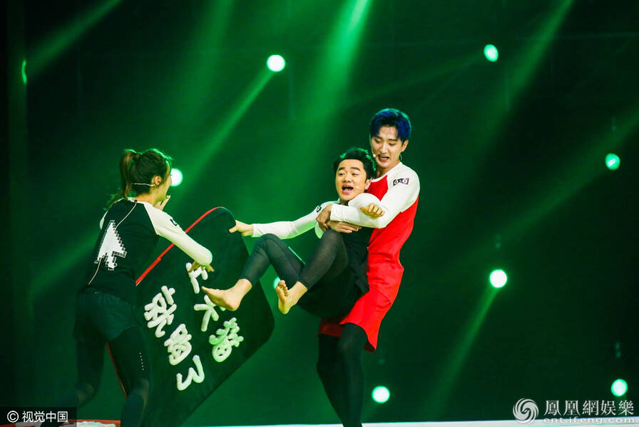 马云变魔术变出斯嘉丽 林志玲当众脱衣(组图)