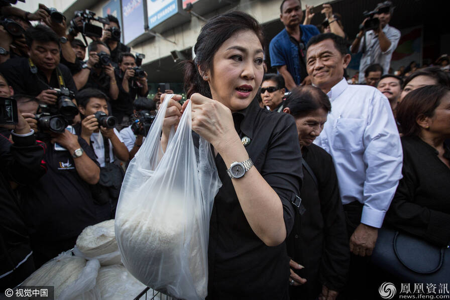 泰国前总理英拉 竟现身街头卖大米 (高清组图)