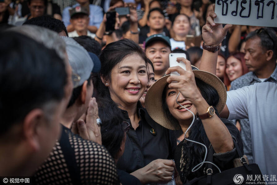 泰国前总理英拉 竟现身街头卖大米 (高清组图)