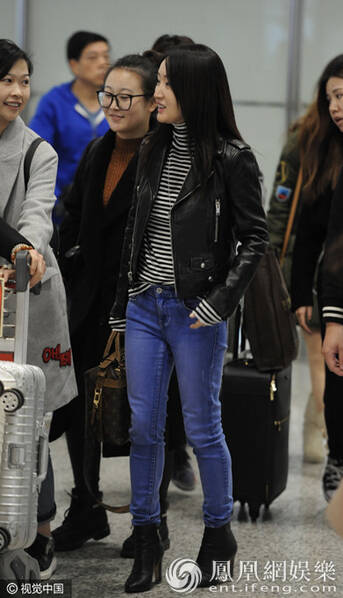 45岁杨钰莹苗条似少女 皮肤水嫩对镜送甜笑(组图)