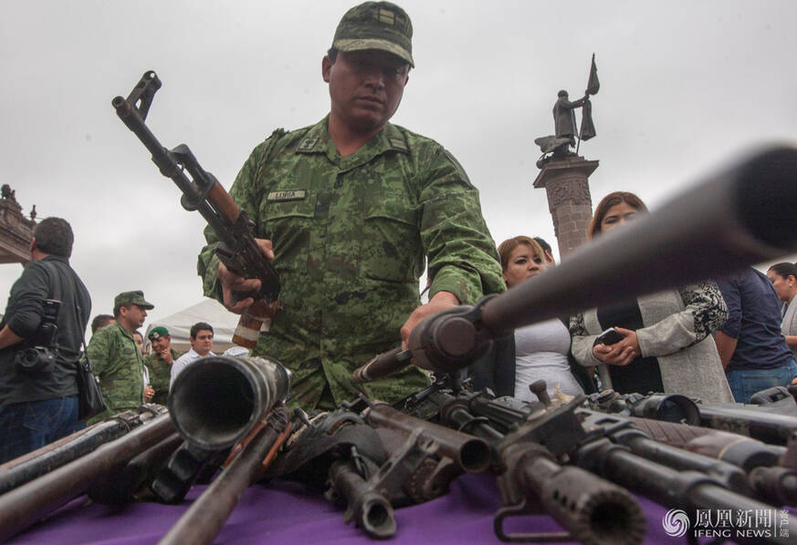 墨西哥警方缴获毒贩5000支枪支 全部摧毁-学网