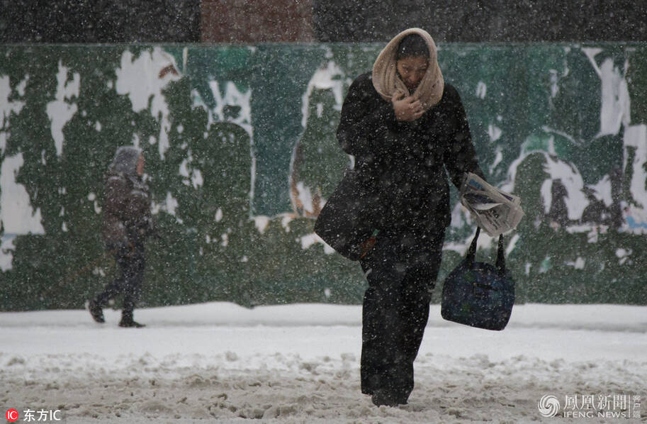 这么大的暴风雪 纽约时装周的姑娘就是不怕冷！