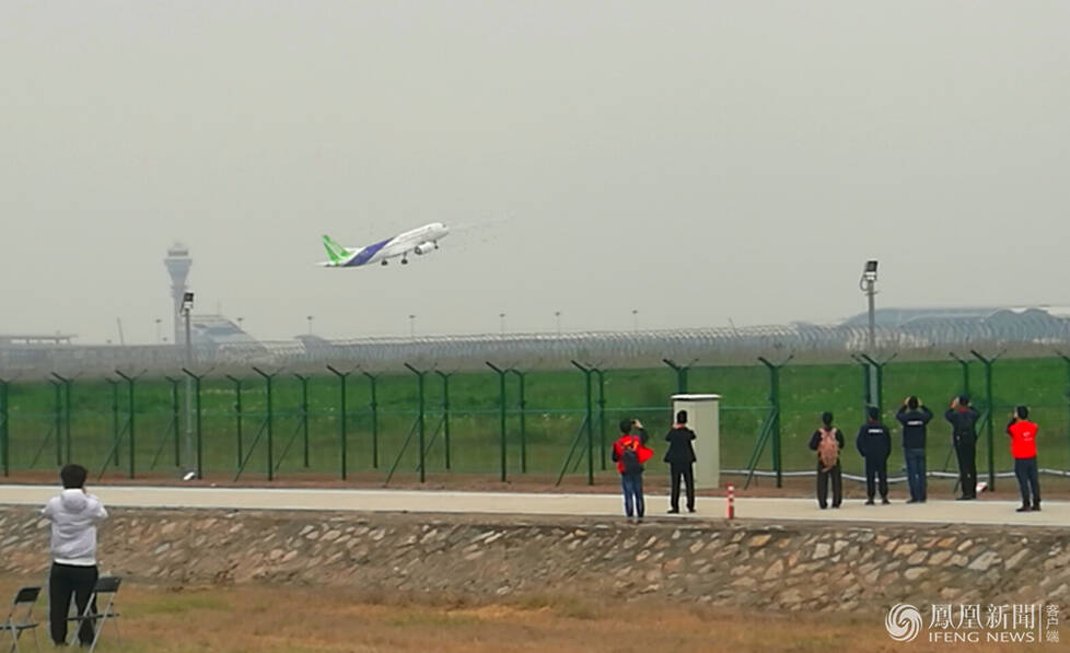 直击国产大型客机C919成功首飞 升空瞬间 (组图)