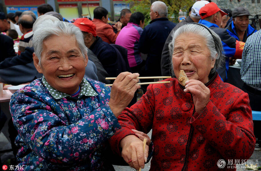 北京乡村老人同吃“百家宴” 迎重阳节(高清组图)