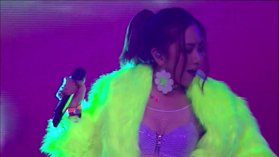 内衣外穿秀性感  邓紫棋穿衣 再 遭吐槽 |吐槽|性感