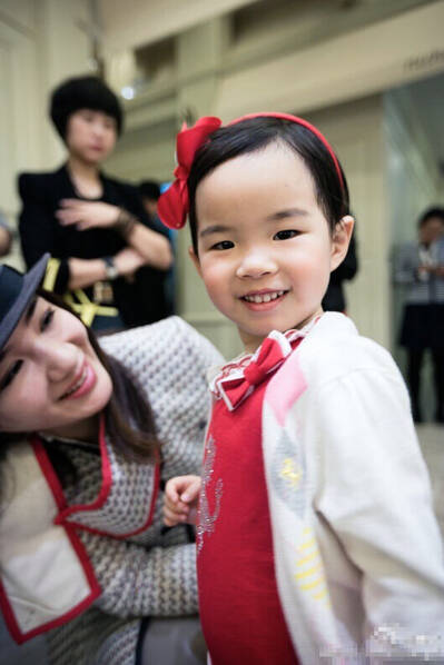 黄奕女儿首次走秀 母女俩嘟嘴卖萌