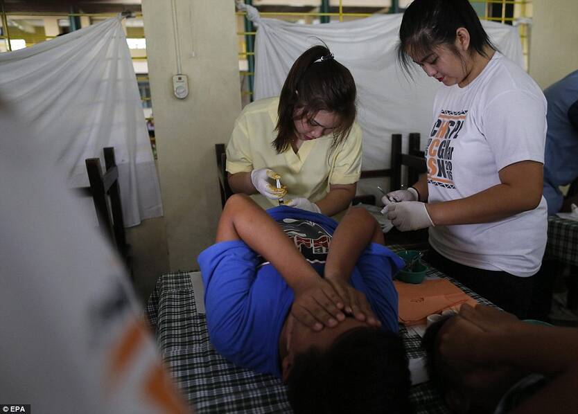 慎入:菲律宾300名男孩接受集体割礼