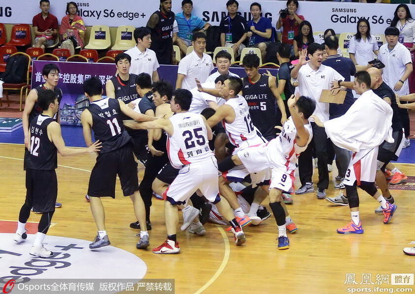 中韩男篮友谊赛发生火爆群殴 比赛提前终止