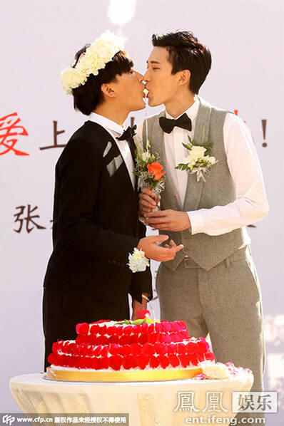 勇敢爱!"男版周迅"与同性男友结婚 当众舌吻(图)