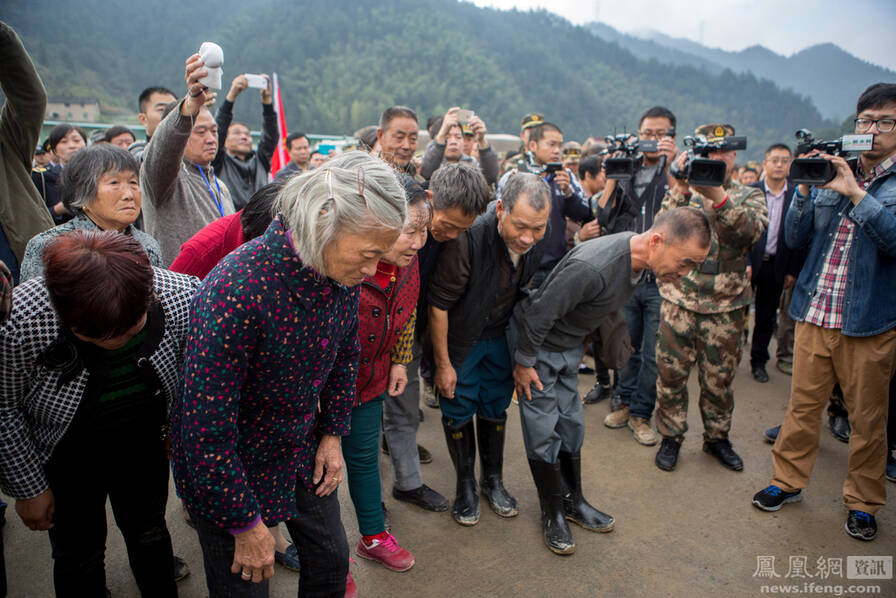 村民含泪带土特产给救援队伍送行。