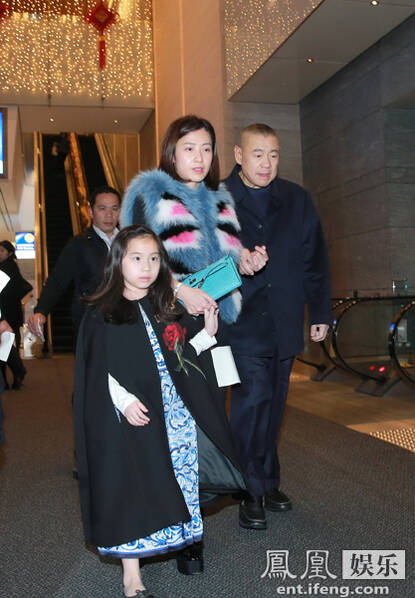 刘銮雄携二房女儿现身富豪派对 一路亲密牵手