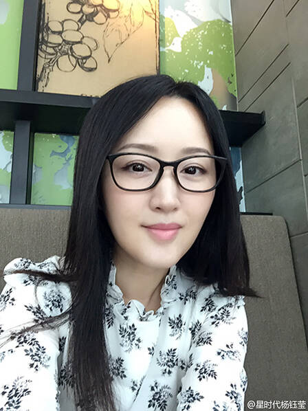 44岁杨钰莹戴黑框眼镜自拍 女神太美丽
