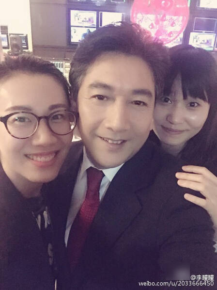 国庆加班自娱自乐!水均益与美女同事亲密自拍