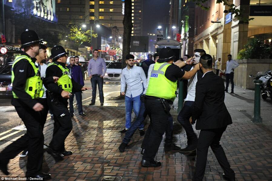 万圣节狂欢后的英国街头 警察抓人忙...(组图)