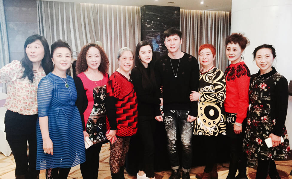 范冰冰带李晨回老家过年 全家福首次曝光[3]