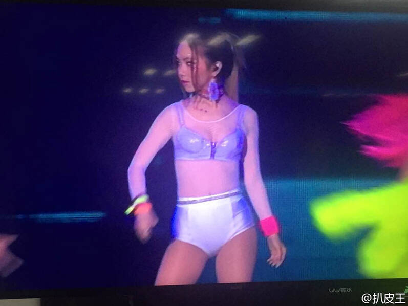 内衣外穿秀性感  邓紫棋穿衣 再 遭吐槽 |吐槽|性感