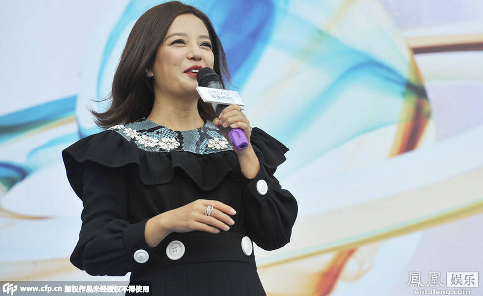 赵薇哈尔滨捞金 穿黑裙仍显臃肿
