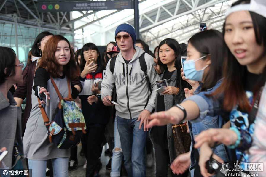 霍建华现身机场自行维护粉丝秩序 后宫团阵仗