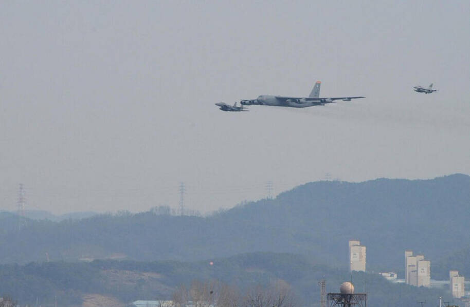 美军B-52轰炸机飞越朝鲜半岛 韩国战机伴飞
