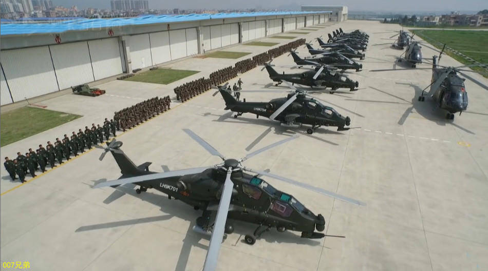 中国陆军空中突击部队初具规模武直10成排亮相