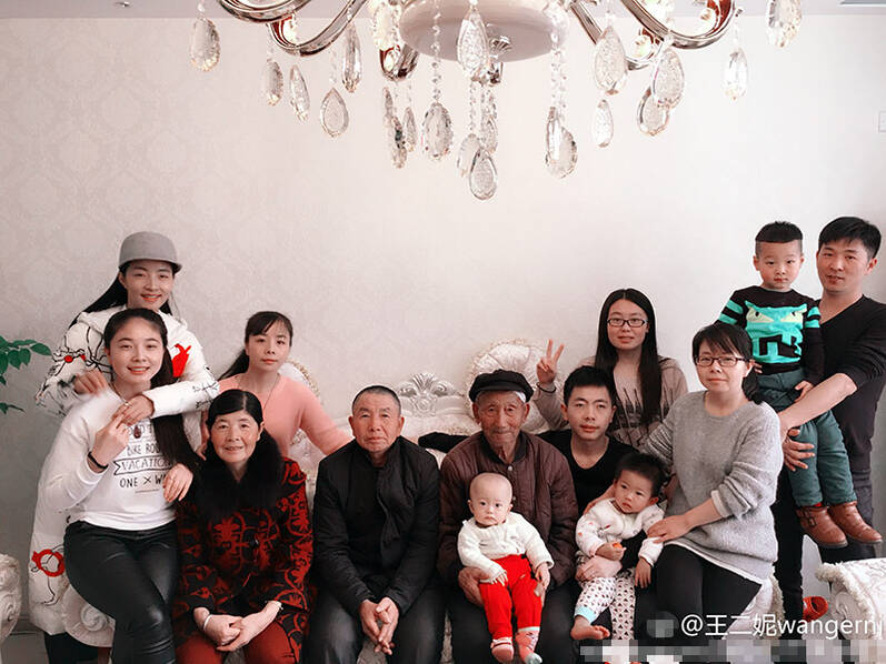 农民歌手王二妮晒全家福 四世同堂温馨十足