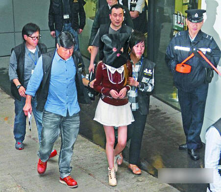 18岁女嫌犯短裙,高跟鞋指认水泥藏尸现场