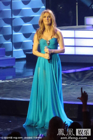 席琳·迪翁丧夫后重返舞台 落泪跪谢观众[5]