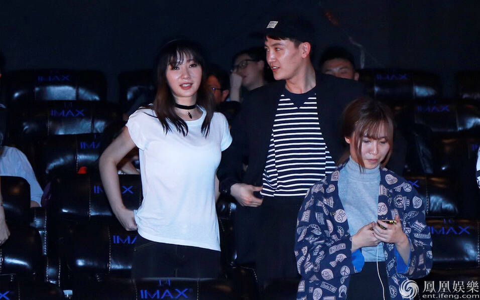 柳岩与孙坚看电影贴耳热聊 脸部浮肿略微发福